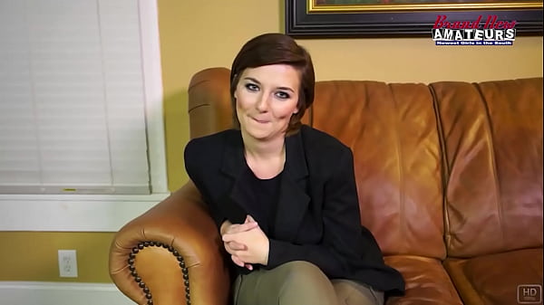 ¡Kylie de pelo corto definitivamente chupa pollas como una jodida profesional!