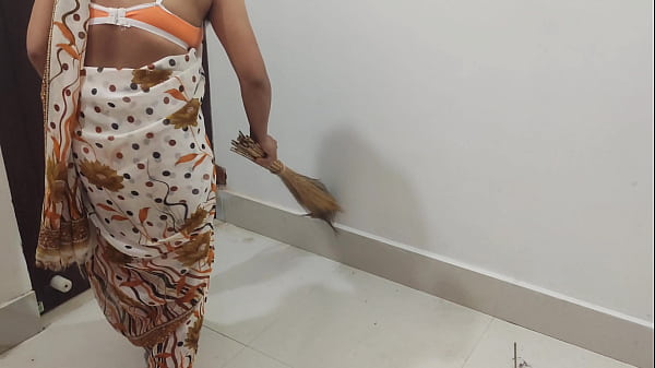 Empregada doméstica indiana atendendo o dono da casa, sexo de empregada quente durante o horário de trabalho, sexo de empregada indiana