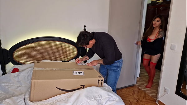 Surprendre! J'ai obligé mon beau-père à me baiser. Je lui donne mon cul dans une boîte comme poupée sexuelle