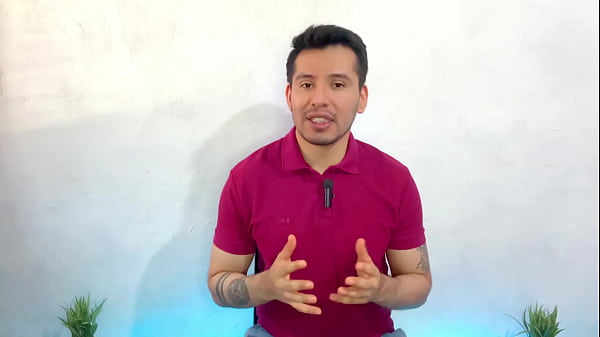 Un pilota muscoloso e dotato e un giovane steward regalano un due romano a un passeggero maturo e senza sella!