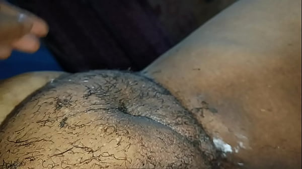 Rasatura della fica della casalinga DESI da parte del maritino