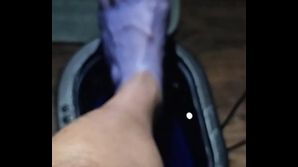 Barfuß in Paraffinwachs