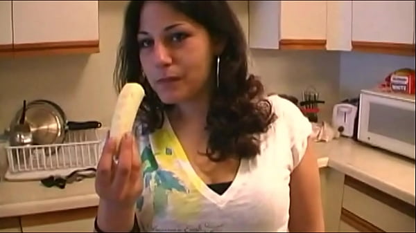 NDNgirls - Une fille amérindienne Ojibwe suce une bite noire en fumant et en mangeant McDonalds POV ft Danica / Shimmy Cash