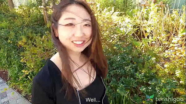 Zum ersten Mal Sex vor der Kamera mit der echten japanischen Krankenschwester aus Tokio, Miss Ai Okamoto – Couchcasting und Zurschaustellung ihres süßen, sexy Körpers. Teil 1