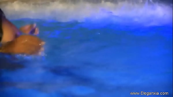 Seduciéndote con su belleza exótica natural