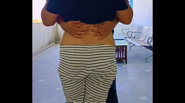 Coppia bengalese sesso audace nel prato dell'hotel Puri | Sesso indiano all'aperto in pubblico