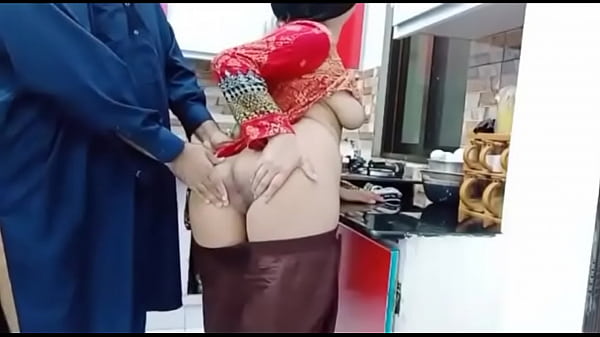 Hermosa esposa pakistaní real follada analmente en la cocina mientras cocina con audio hindi claro