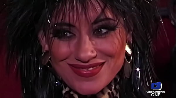 Elodie Cherie, follada con condón en la época de los galos