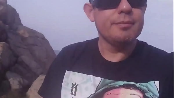 Marido y amigo se montaron una orgía más grande con un pescador en la playa