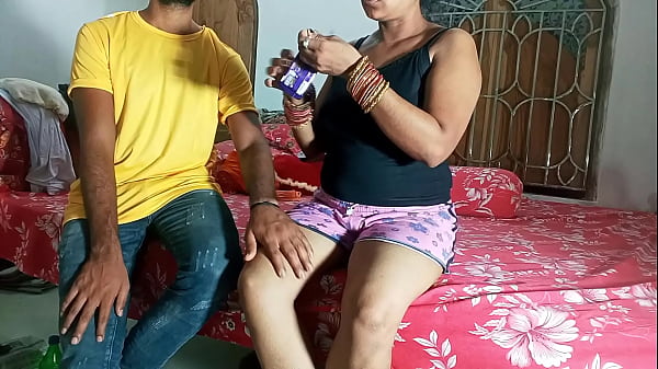 Dopo aver visitato il giardino, ha dato da mangiare alla sua nipotina del cioccolato e l'ha scopata dolorosamente da dietro! Desi XXX porno chiaro hindi richiesto