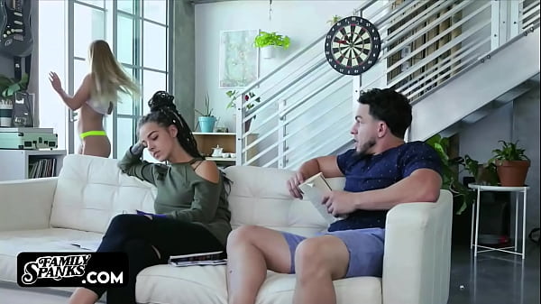 Guy allevia la sua tensione sessuale con la sorella bionda, Sloan Harper, Peter Green