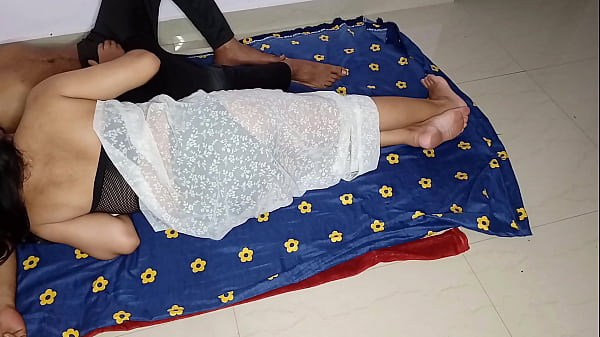 Tía madrastra comparte la cama conmigo cuando su marido no está de humor sexual