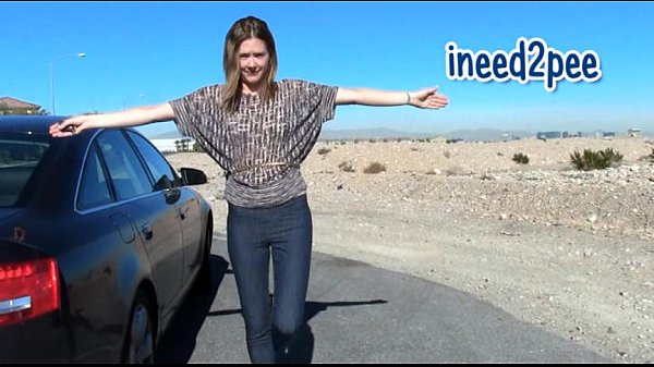 Star Nine si bagna le mutandine e i jeans attillati omorashi fa pipì