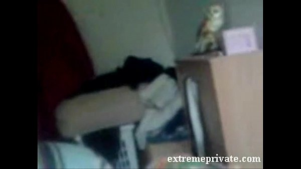 Mamma sola filmata dalla finestra