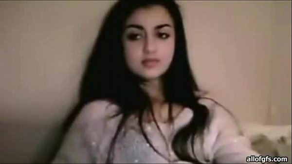 美丽的印度女人，长袍里长着黑发，坐在床上