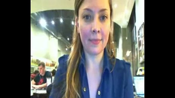 La modella in cam si spoglia e si esibisce in un bar molto affollato in webcam